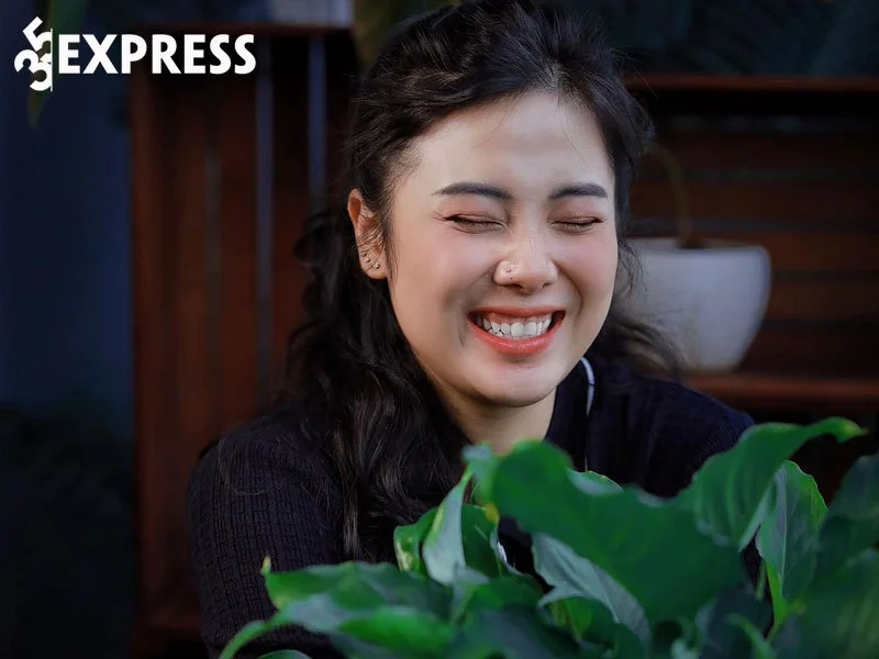 nu-tiktoker-chuyen-tu-van-ve-tinh-yeu-hut-hon-17-trieu-like-35express