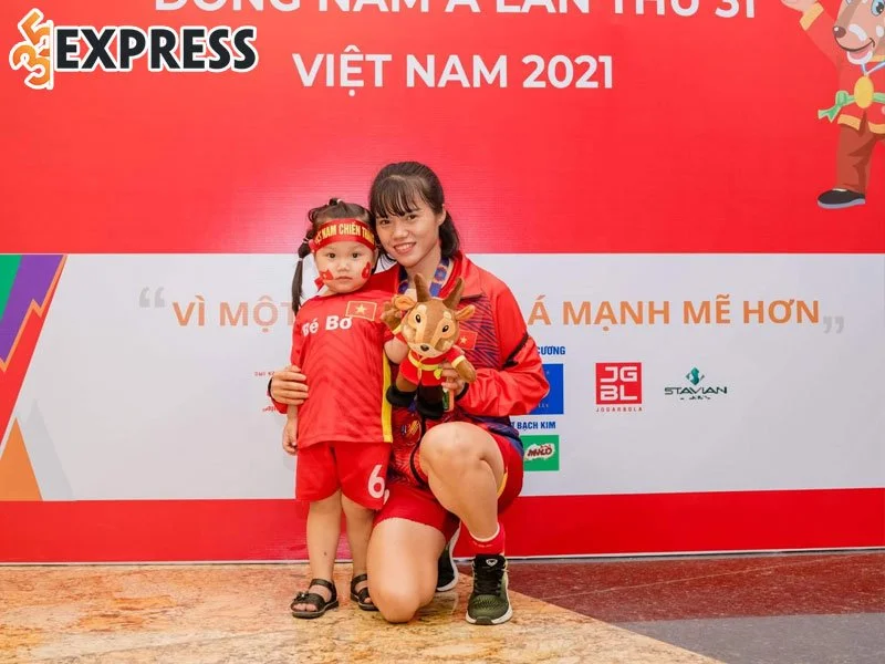 pham-hoang-quynh-bi-tra-xanh-tro-tren-cong-khai-giat-chong-35express