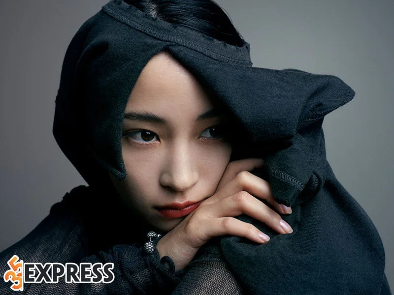 su-nghiep-va-mot-so-co-su-tham-gia-cua-nu-dien-vien-hirose-suzu-35express