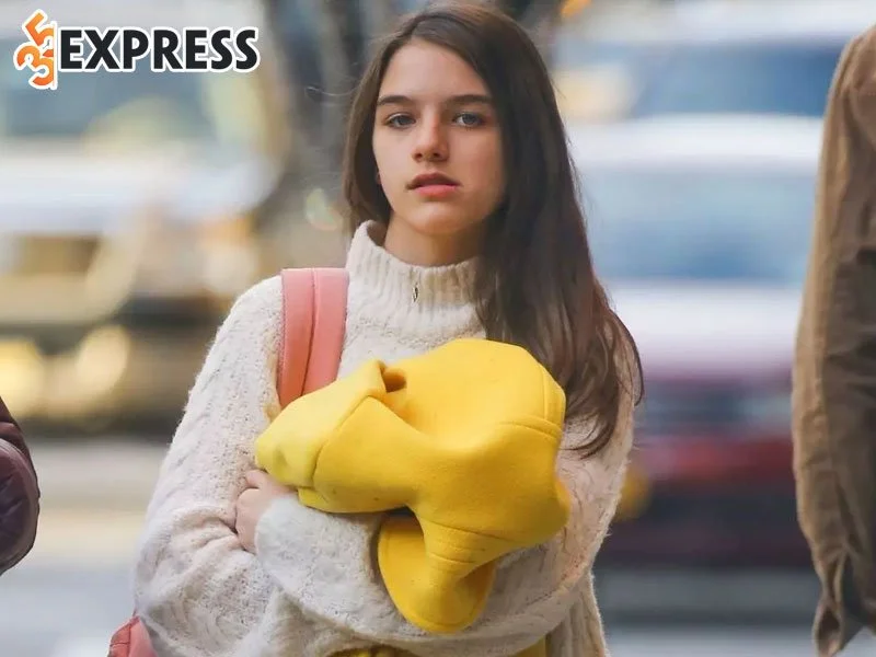 suri-cruise-tung-la-cong-chua-hollywood-nhung-hien-tai-moi-chuyen-da-thay-doi-tu-khi-co-be-bi-bo-bo-roi-2-35express