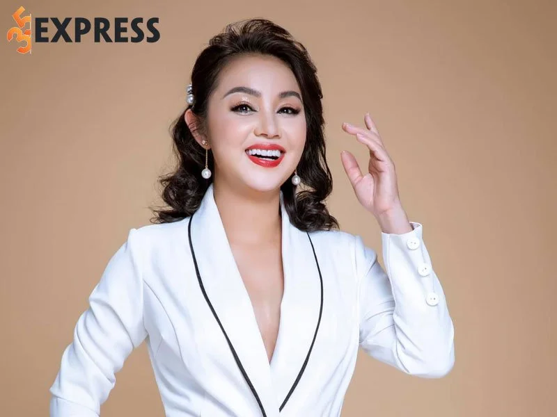 tom-tat-tieu-su-ly-lich-ve-hoa-hau-amy-le-anh-35express