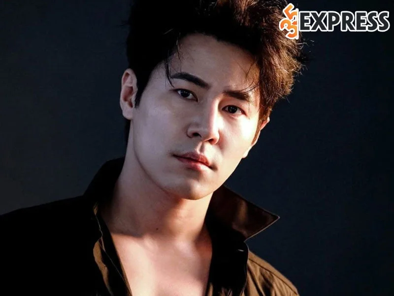 tom-tat-tieu-su-ly-lich-ve-lee-kyu-hyung-35express
