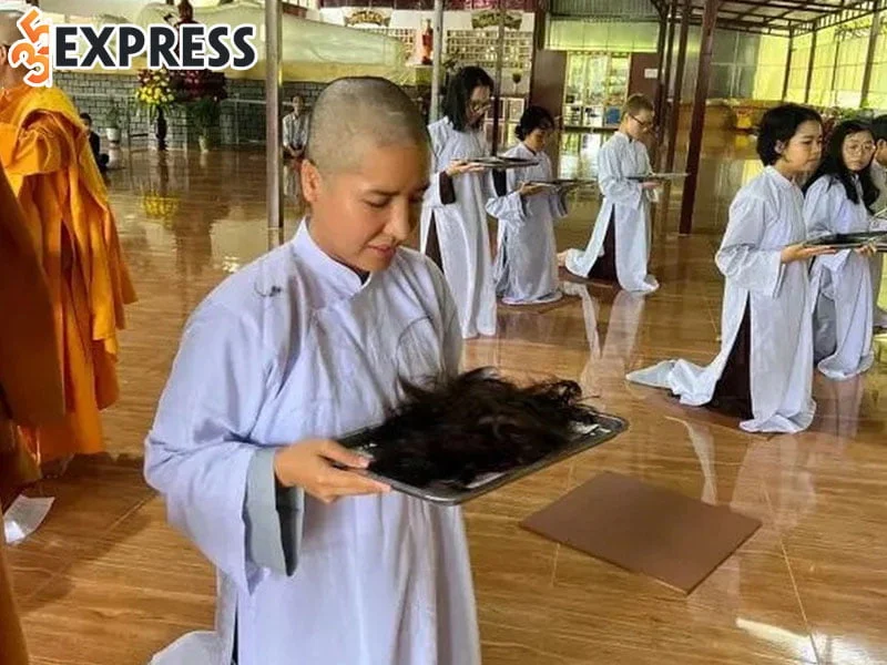 a-hau-khanh-phuong-gay-ngo-ngang-khi-cao-dau-di-tu-sau-nhieu-bien-co-1-35express