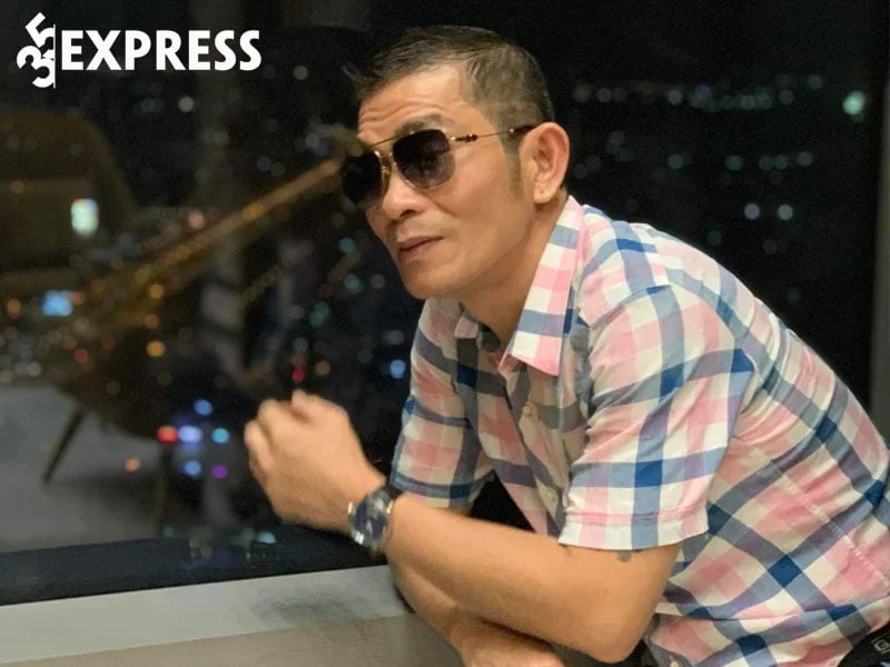 cuoc-doi-chong-chenh-lam-lac-cua-ca-si-che-phi-35express