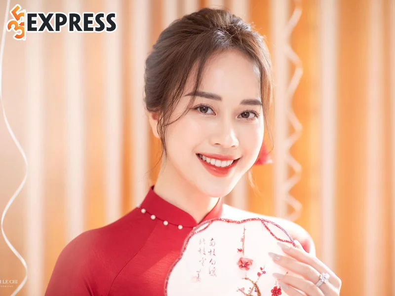 doi-tu-cua-nu-mc-xinh-dep-ngo-mai-phuong-1-35express