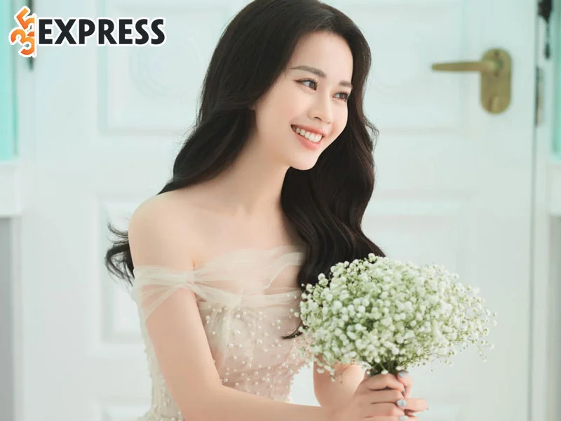 doi-tu-cua-nu-mc-xinh-dep-ngo-mai-phuong-2-35express