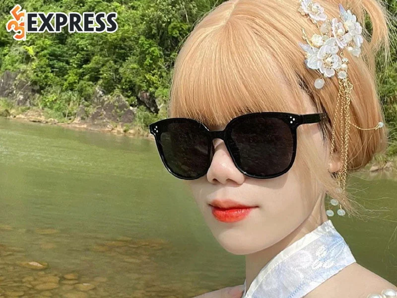 hot-tiktok-phun-anh-de-lo-nhan-sac-sau-lop-khau-trang-1-35express