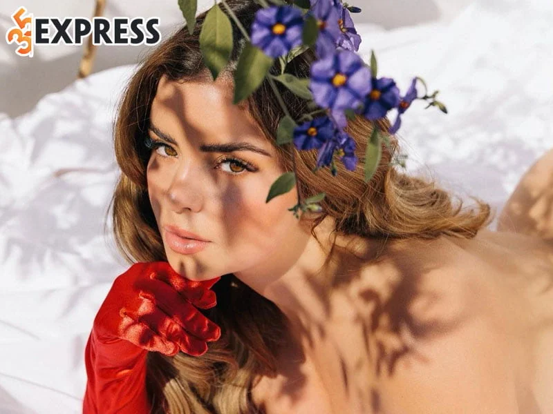 nguoi-mau-demi-rose-vuc-day-sau-nhung-mat-mat-lon-nhat-trong-doi-1-35express