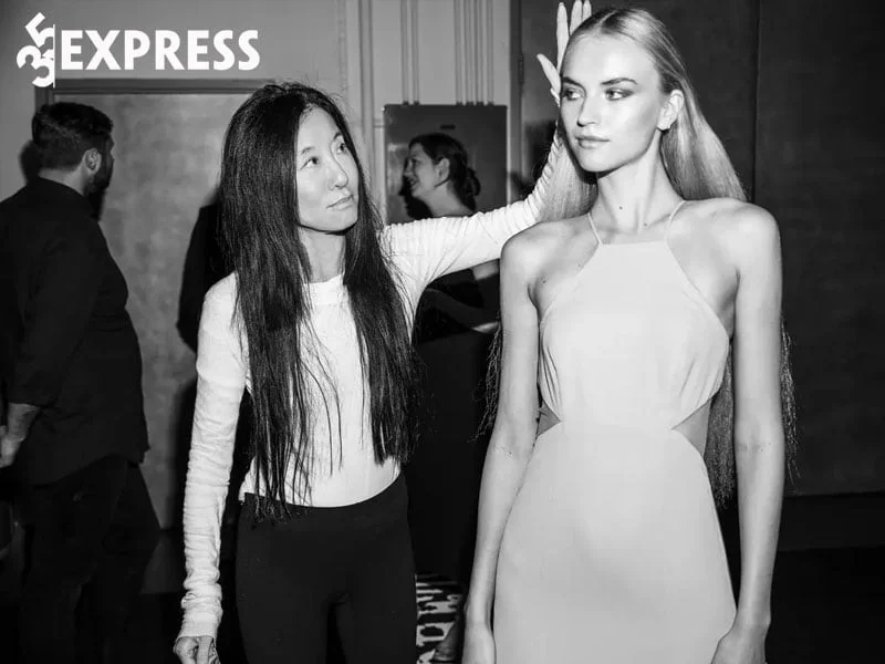 su-nghiep-cua-doa-hoa-no-muon-ntk-vera-wang-35express