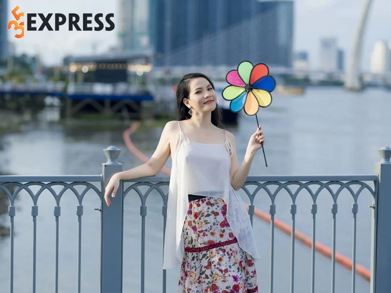 su-nghiep-cua-nu-mc-truc-thy-1-35express
