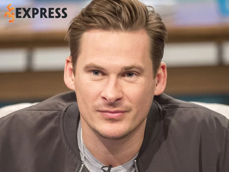 tom-tat-ly-lich-tieu-su-ca-si-lee-ryan-35express