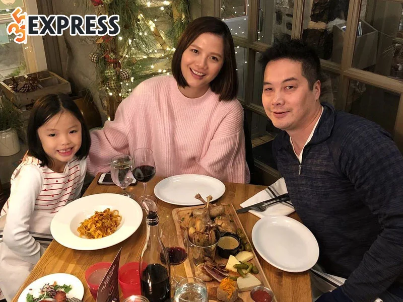 tran-van-anh-vien-man-cung-chong-viet-kieu-ben-troi-tay-2-35express
