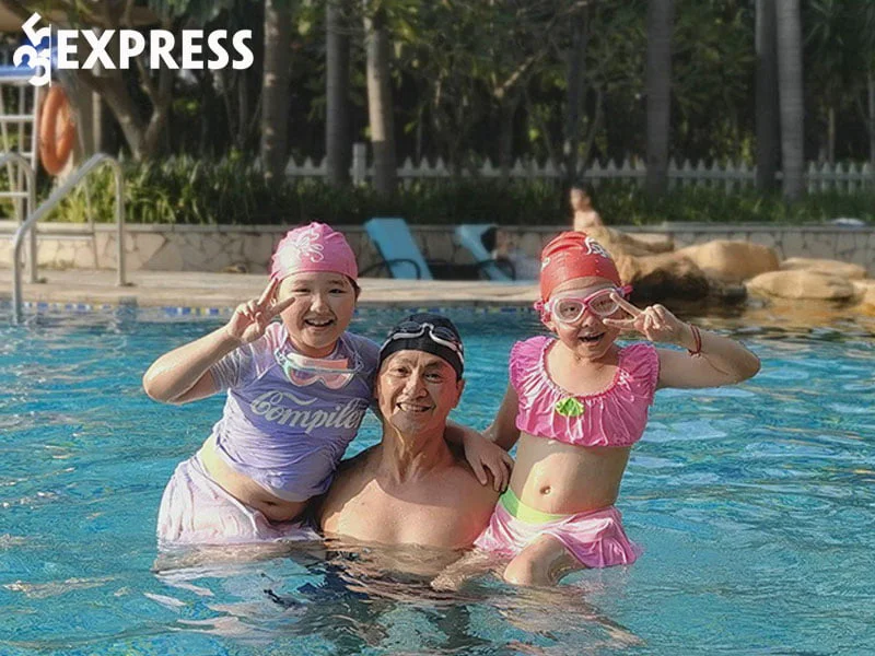 trien-chieu-ha-gia-kinh-nghi-co-con-khi-chup-anh-cung-2-be-gai-1-35express