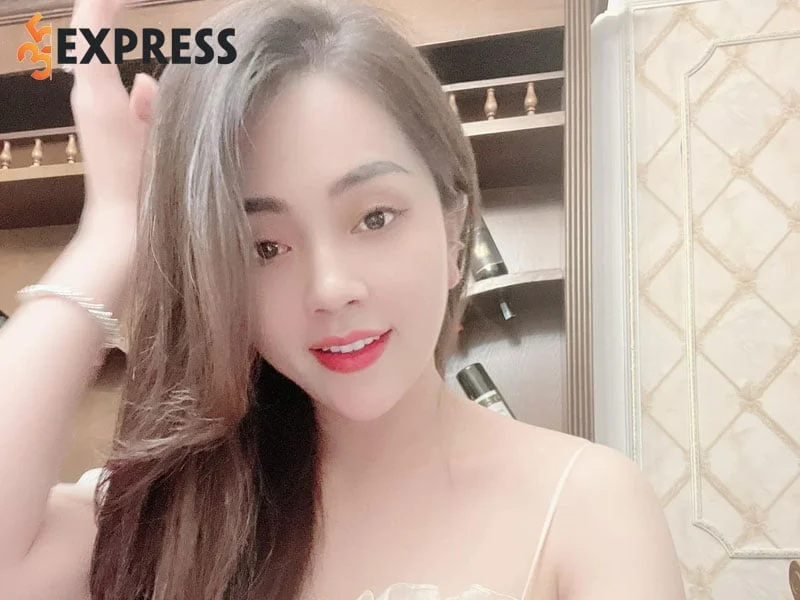 ca-si-khanh-thy-la-ai-1-35express