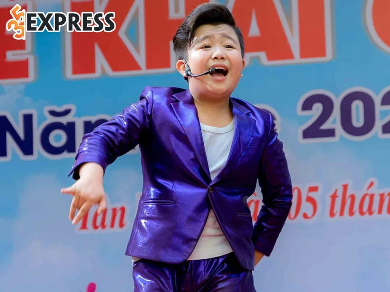 ca-si-nhi-tin-tin-lon-phong-phao-o-tuoi-11-1-35express