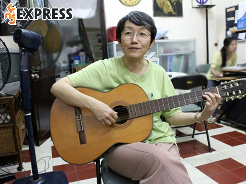 giao-su-michiko-yoshii-la-ai-1-35express