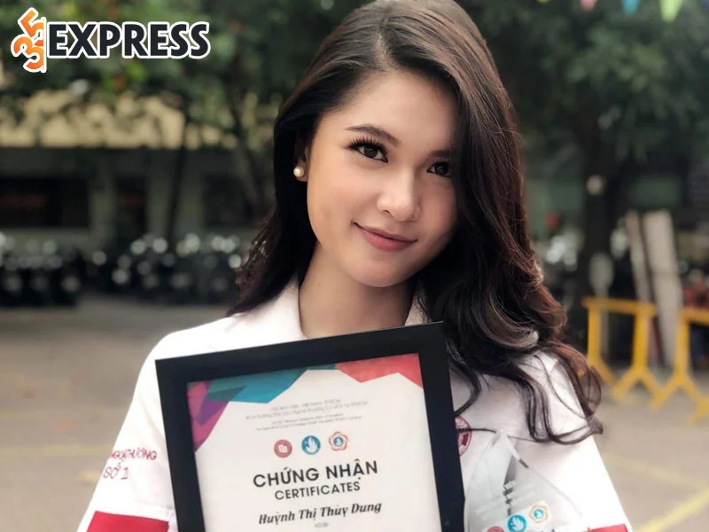 hanh-trinh-den-voi-danh-hieu-a-hau-cua-thuy-dung-35express