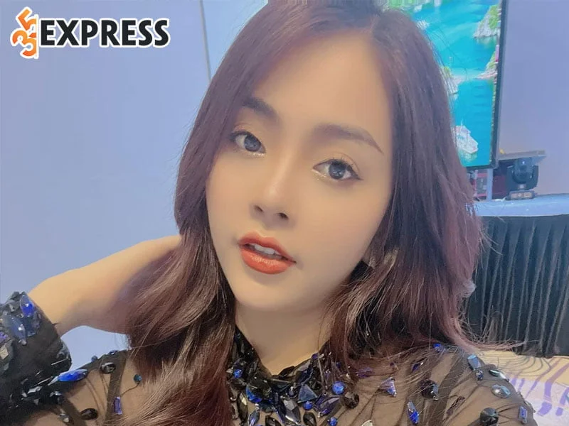 khanh-thy-xin-loi-vi-hat-au-sai-loi-ca-khuc-cach-mang-tren-song-truc-tiep-1-35express