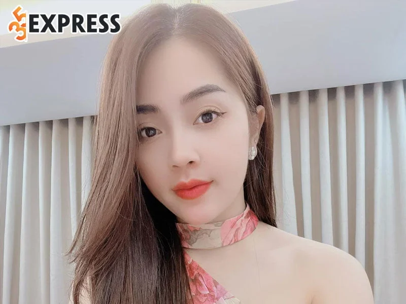 khanh-thy-xin-loi-vi-hat-au-sai-loi-ca-khuc-cach-mang-tren-song-truc-tiep-2-35express