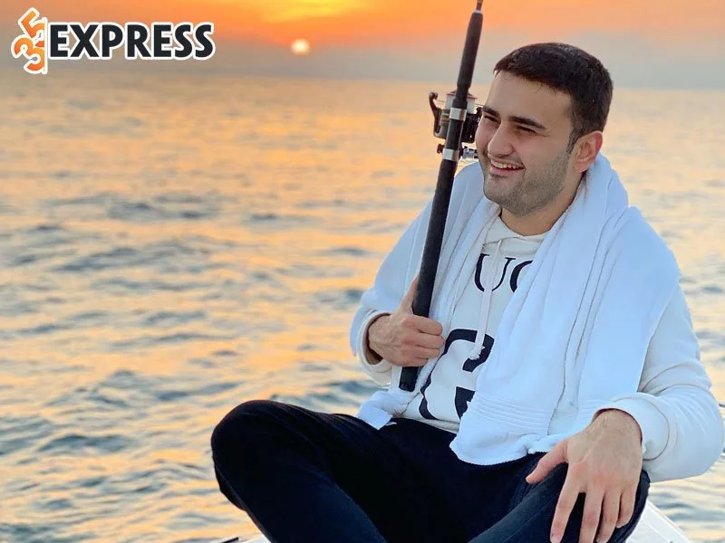 tom-tat-ly-lich-tieu-su-dau-bep-czn-burak-35express