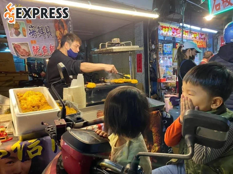 dien-vien-vuong-tin-tuong-ban-thuc-an-o-cho-35express