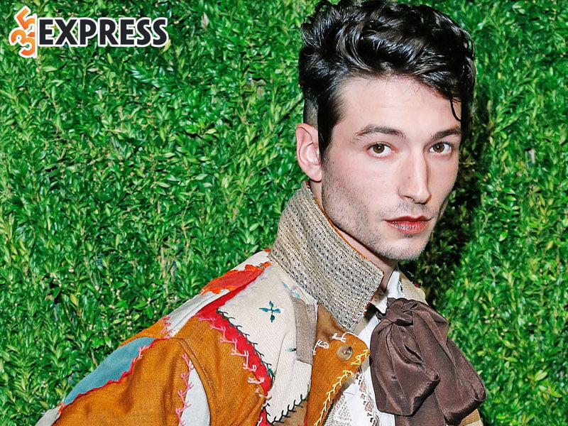 doi-tu-cua-ezra-miller-1-35express