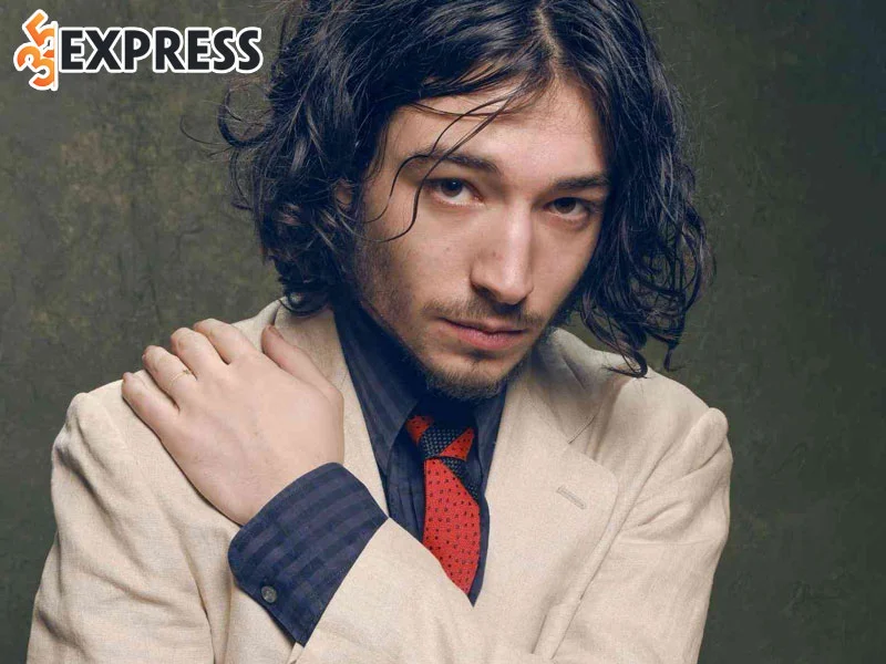 ezra-miller-nam-tai-tu-co-nguy-co-phai-ngoi-tu-o-tuoi-30-1-35express