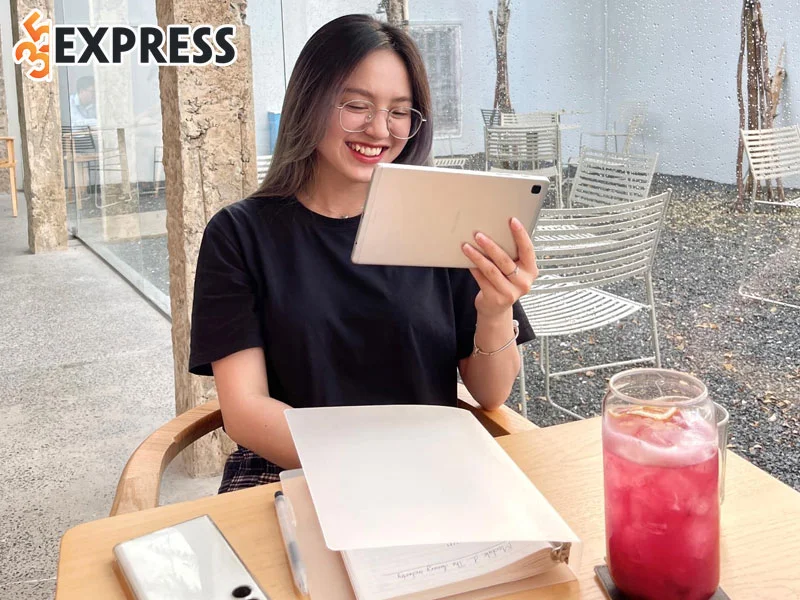 ha-ma-tau-mot-co-gai-hoa-dong-vui-ve-1-35express