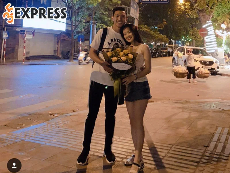 hoanh-anh-oc-tung-bi-ghen-ty-vi-la-ban-gai-cua-doan-van-hau-1-35express
