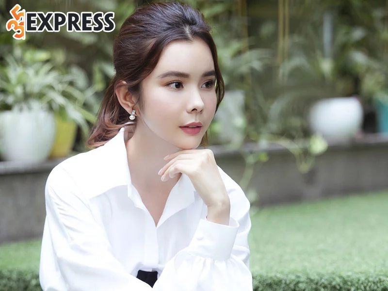 huynh-vy-rang-ro-ngay-tro-ve-tham-truong-cu-1-35express