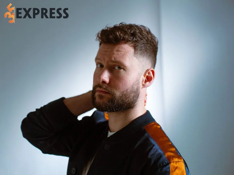 khoi-dau-su-nghiep-am-nhac-cua-ca-si-calum-scott-35express