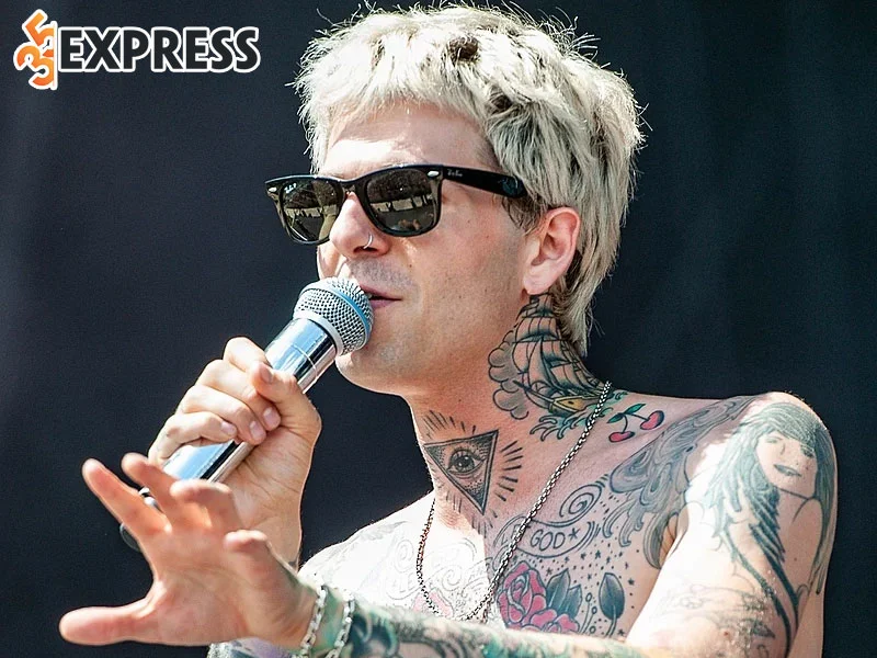 khoi-dau-su-nghiep-cua-tai-tu-jesse-rutherford-1-35express