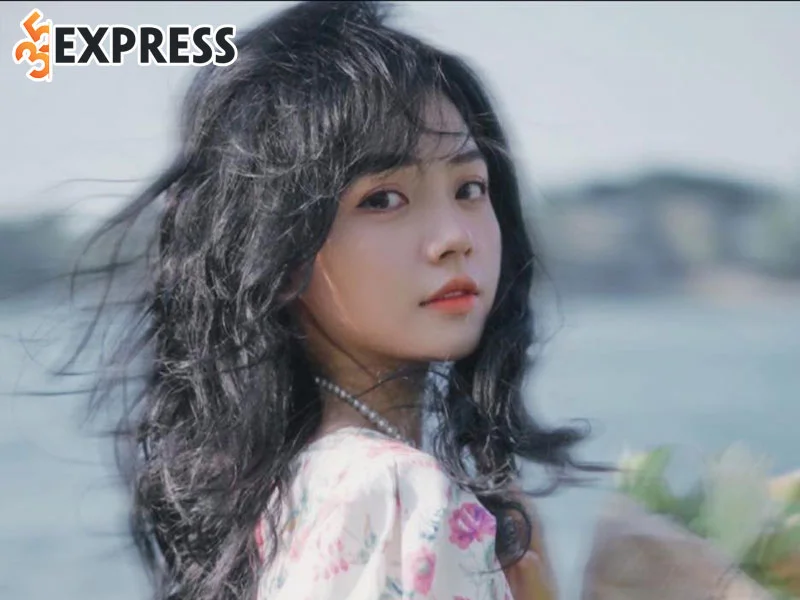 phan-uyen-nhi-co-gai-so-huu-nhan-sac-lam-say-dam-long-nguoi-1-35express