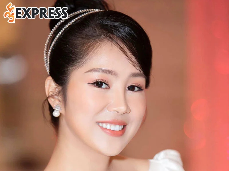 su-nghiep-den-voi-khan-gia-cua-dien-vien-le-phuong-1-35express