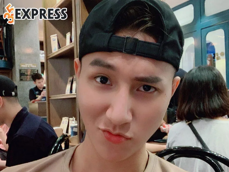 tiktoker-khoa-vuong-chang-hot-boy-lam-day-song-cong-dong-mang-2-35express