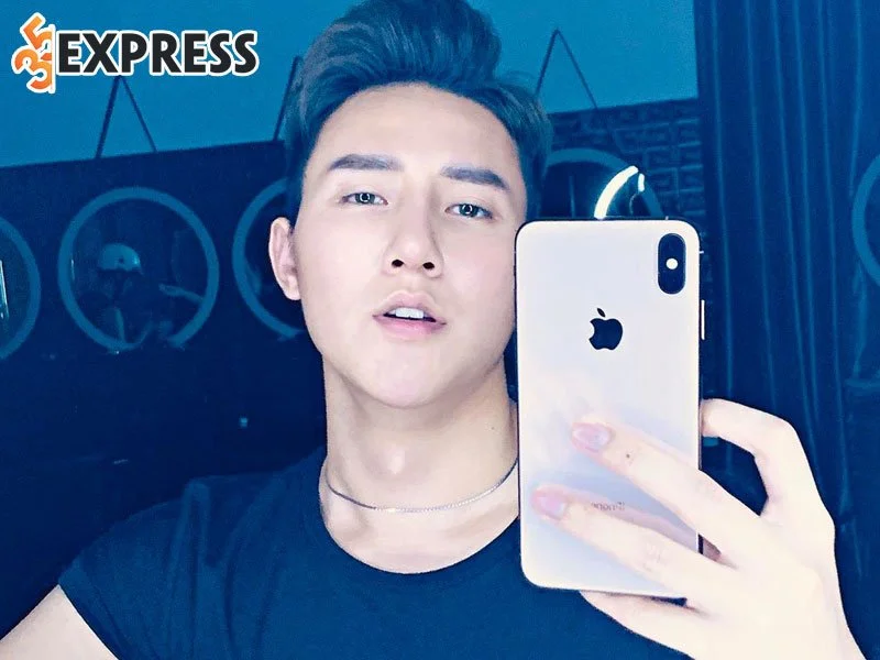 tiktoker-khoa-vuong-chang-hot-boy-lam-day-song-cong-dong-mang-35express