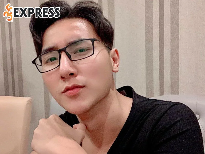 tom-tat-ve-ly-lich-tieu-su-cua-tiktoker-khoa-vuong-35express