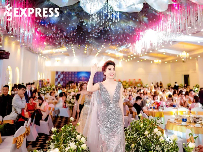 chu-nhan-huyen-phi-cosmestic-xinh-dep-tai-nang-co-nao-35express