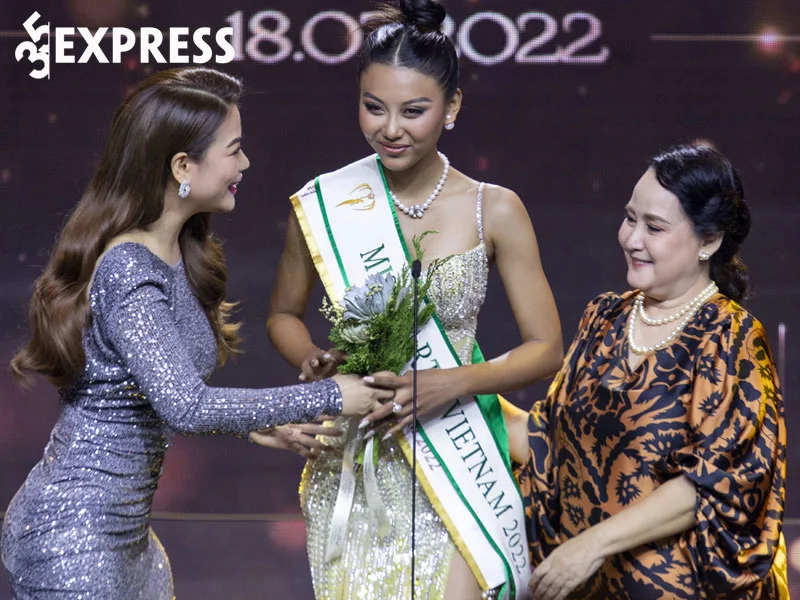 chu-tich-miss-earth-lorraine-schuck-bi-lo-chuyen-nga-gia-vuong-mien-1-35express