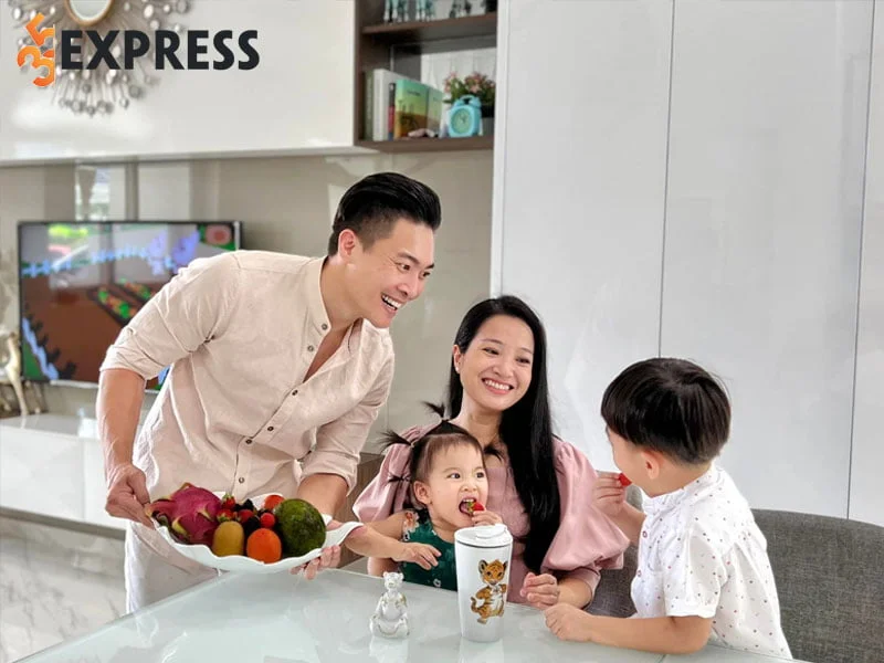 cuoc-song-doi-tu-cua-mc-hong-phuong-2-35express