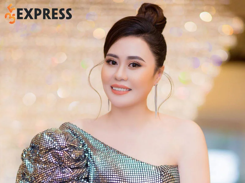 dien-vien-phan-kim-oanh-thi-hoa-hau-quy-ba-hoa-binh-quoc-te-2022-35express