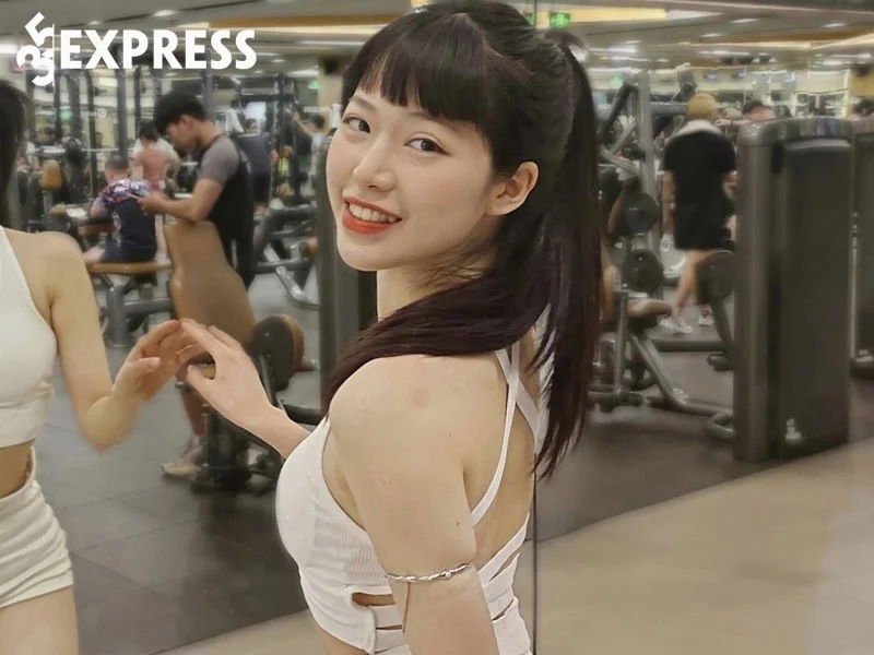 doi-tu-cua-hot-girl-thu-huyen-nguyen-35express