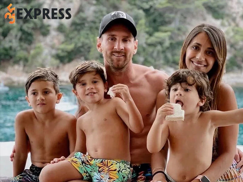 doi-tu-cua-ngoi-sao-bong-da-lionel-messi-1-35express