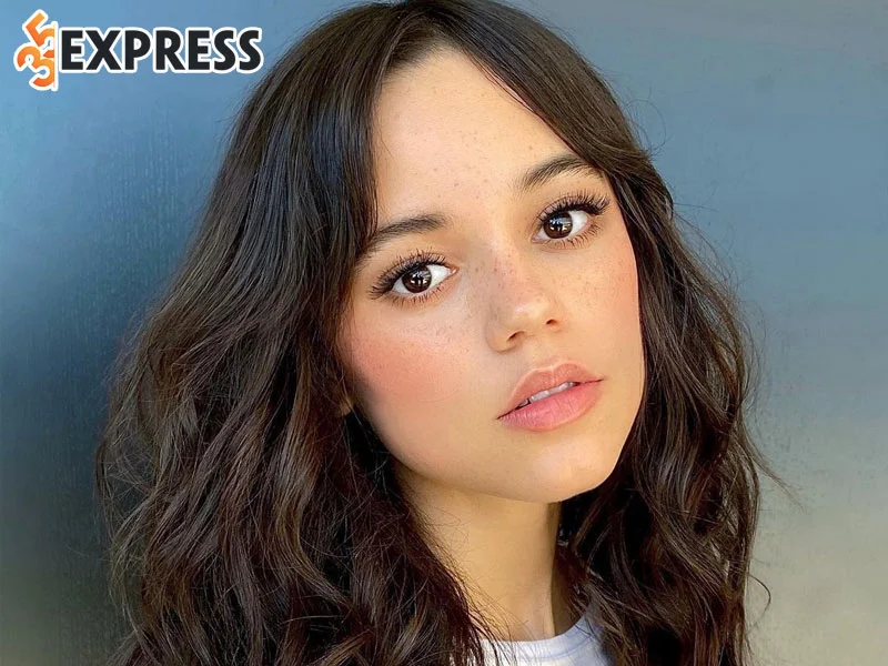 doi-tu-cua-nu-dien-vien-tre-jenna-ortega-1-35express