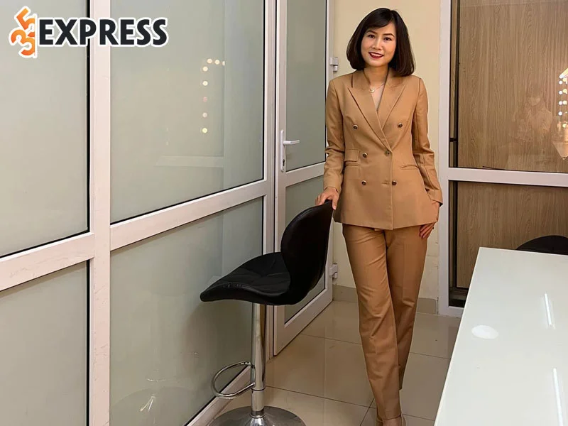 doi-tu-va-cuoc-song-gia-dinh-cua-cuu-cau-thu-xuat-sac-ngoc-cham-1-35express