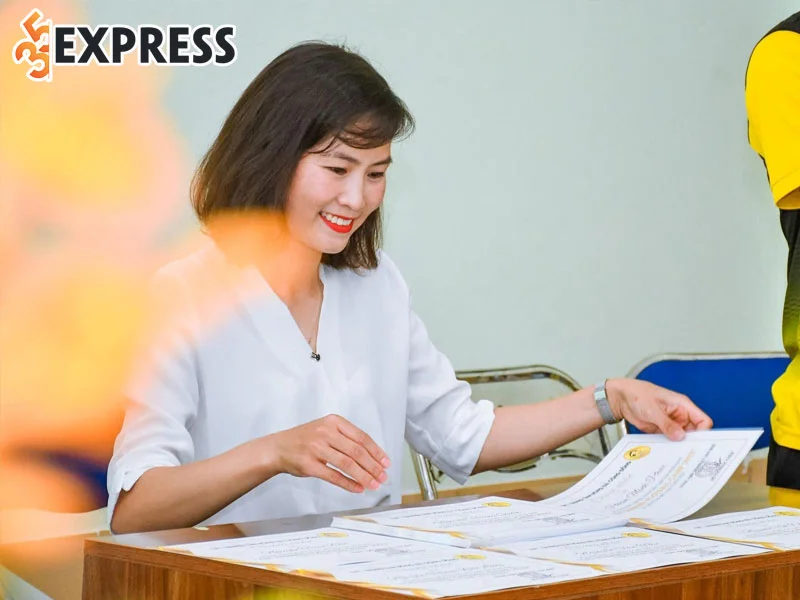 doi-tu-va-cuoc-song-gia-dinh-cua-cuu-cau-thu-xuat-sac-ngoc-cham-35express