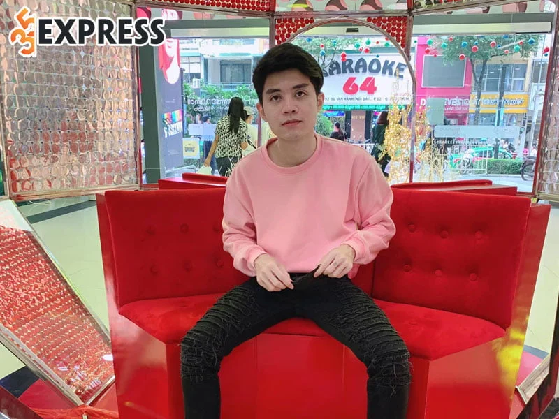 hy-nam-chia-se-ve-con-duong-den-voi-nghe-streamer-1-35express