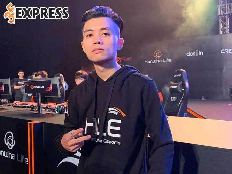 hy-nam-chia-se-ve-con-duong-den-voi-nghe-streamer-2-35express