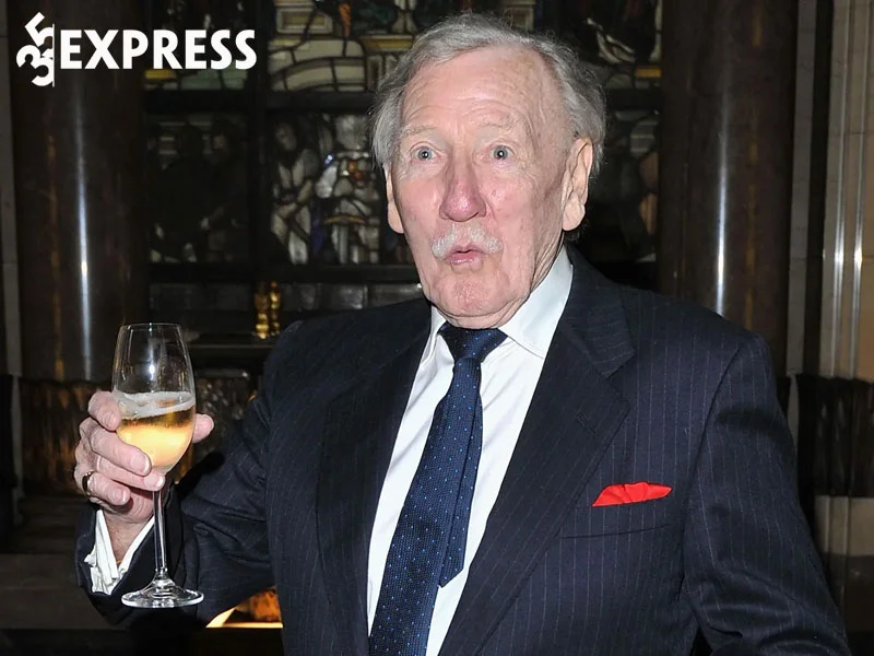 leslie-phillips-nghe-si-long-tieng-cho-chiec-my-huyen-bi-trong-harry-potter-qua-doi-35express