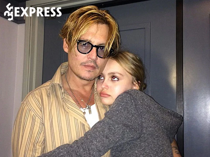 lily-rose-depp-len-tieng-sau-nhung-lum-xum-cua-bo-35express